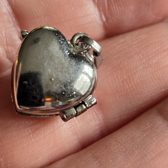 Heart locket pendant silver tone cutout scent aromatherapy charm - Picture 4 of 10